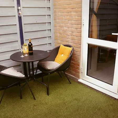Stylish Studio Flat With Private Patio-2